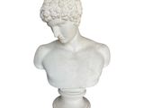 buste en marbre blanc représentant un jeune homme aux cheveux bouclés