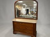 une photo d'une commode surmontée d'un miroir