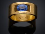 une bague en or sertie d'un saphir bleu au centre