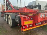 un camion rouge garé sur le bord de la route