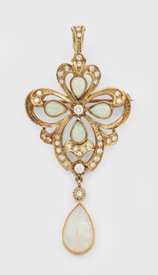 un pendentif en forme de croix en opalite et diamants