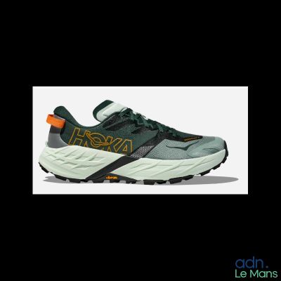 un gros plan d'une paire de chaussures de course sur fond blanc