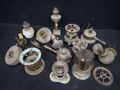 de nombreux objets anciens de toutes sortes posés sur un fond noir