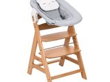 chaise haute en bois pour bébé avec assise grise et coussin gris
