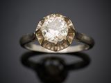 gros plan d'une bague en diamant sur une surface noire