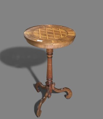 une petite table avec un plateau en bois sur fond gris
