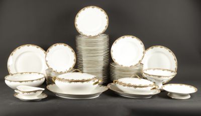 beaucoup d'assiettes et de tasses sur la table