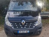 vue de face d'une camionnette bleue garée sur un chemin de terre