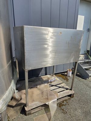 une table en métal posée devant un bâtiment