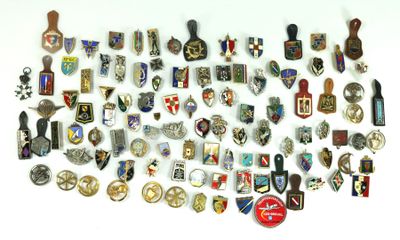 plusieurs types de badges sur une surface blanche