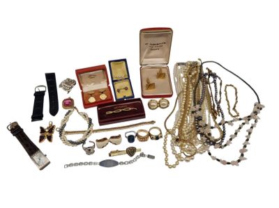 une photo présentant une collection de bijoux comprenant une montre, des bracelets et d'autres articles