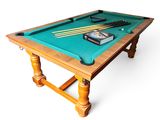 une photo d'une table de billard sur laquelle sont posées des queues de billard