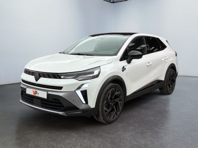 un SUV blanc garé dans une pièce au sol noir