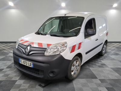 la camionnette blanche est garée sur un sol en damier dans le garage