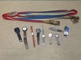 beaucoup de montres qui traînent par terre