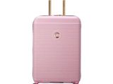 un gros plan d'une valise rose à roulettes sur fond blanc