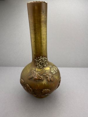 un vase en or posé sur une table