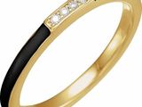 une bague en or jaune avec de l'émail noir et des diamants