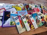beaucoup de livres posés sur une table en bois