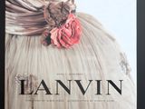 un livre sur lequel repose une fleur, posé sur une table