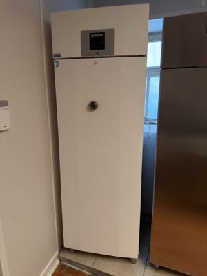 un réfrigérateur dans un coin de la cuisine, dont la porte est ouverte