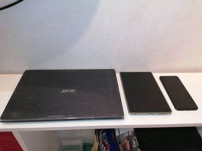deux ordinateurs portables posés sur une étagère blanche
