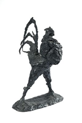 statue d'un homme portant un sac à dos, sur fond blanc