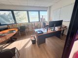 une photo d'une pièce avec un bureau et deux écrans