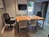 une image d'une salle de conférence avec une table et des chaises