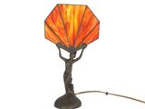 une image représentant une lampe sur laquelle une femme tient une fleur