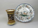 deux vases et une assiette posés les uns à côté des autres