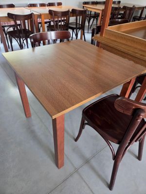 de nombreuses chaises et tables dans une pièce où il y a beaucoup de tables