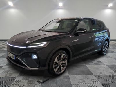 un 4x4 noir garé sur un sol en damier dans un garage