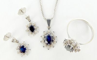 ensemble de bijoux en argent serti de pierres bleues et de diamants sur fond blanc