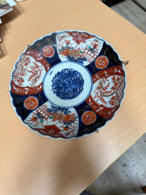 une assiette bleue et blanche posée sur une table dans une pièce