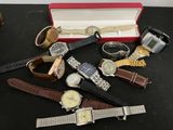 tout un tas de montres différentes, posées sur une table