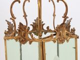 une lanterne en verre contenant deux bougies