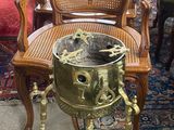une chaise qui se trouve dans une pièce où il y a beaucoup de chaises