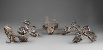six figurines en bronze représentant un homme et une femme assis sur un bateau