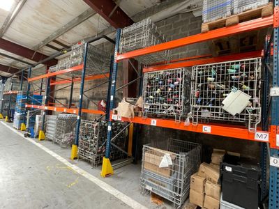 de nombreuses cages sur les rayonnages de l'entrepôt