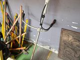 un tas d'outils dans une pièce, avec un mur en arrière-plan