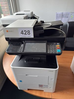 une imprimante posée sur une table à côté d'une autre imprimante