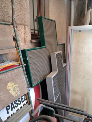 une pile d'objets hétéroclites dans un garage