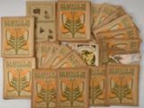 une pile de sachets de graines posée sur une table