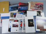 tout un tas de brochures automobiles posées sur la table