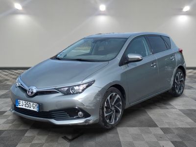 la toyota corolla est garée sur un carrelage à carreaux