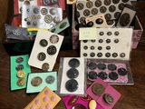 il y a de nombreux types de boutons différents sur la table
