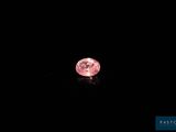 un diamant rose sur fond noir