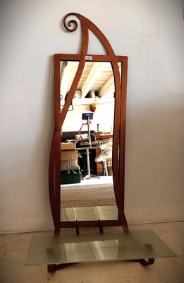un miroir posé sur une étagère en verre