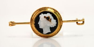une image montrant un gros plan d'une broche représentant la tête d'une femme